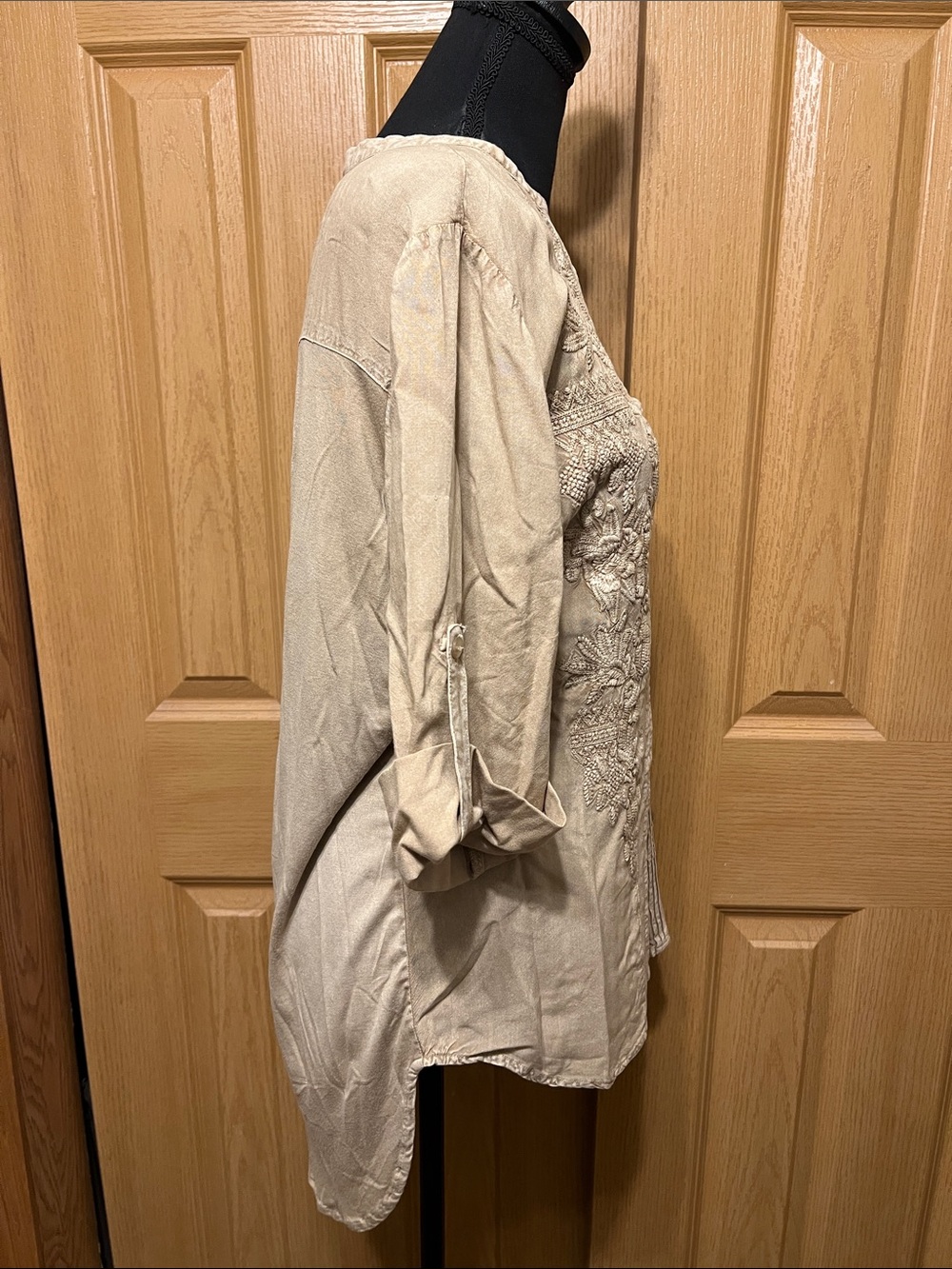 SOLITAIRE Embroidered Button Up - Picture 2 of 8